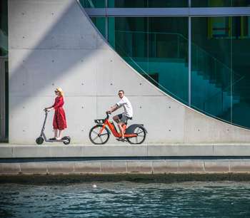 Dos personas en bicicleta